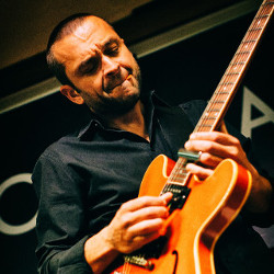 Gerhard Schmitt mit roter E-Gitarre