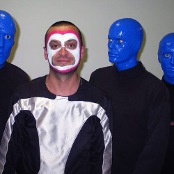 Gerhard Schmitt mit drei Blue Men