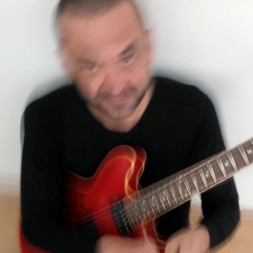 Gerhard Schmitt mit Fender E-Gitarre